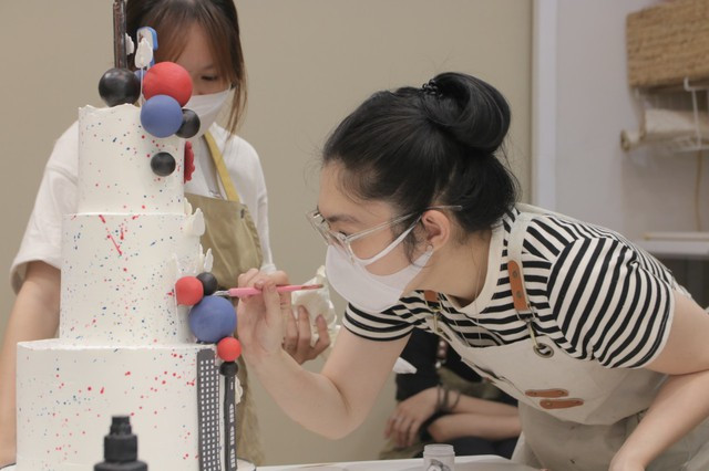 'Phù thủy' 9X điêu khắc trên bánh kem đẹp ngỡ ngàng - Ảnh 8. Đến giữa năm 2020, Nguyên đã có cửa hiệu riêng. Ảnh: THƯỢNG HẢI