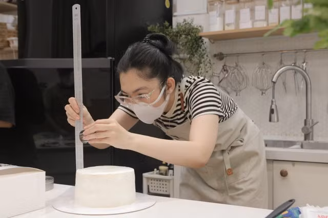 Làm bánh tạo hình rất kỳ công và đòi hỏi sức chịu đựng cao. Ảnh:THƯỢNG HẢI