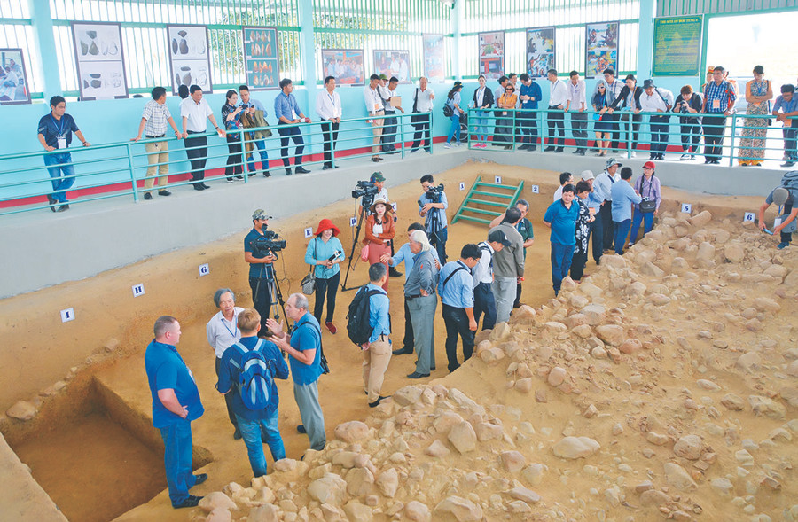 Các hố khai quật tại di tích Rộc Tưng-Gò Đá (thị xã An Khê) được làm mái che để bảo vệ, tạo điều kiện thuận lợi cho khách tham quan, nghiên cứu. Ảnh: Hoàng Ngọc