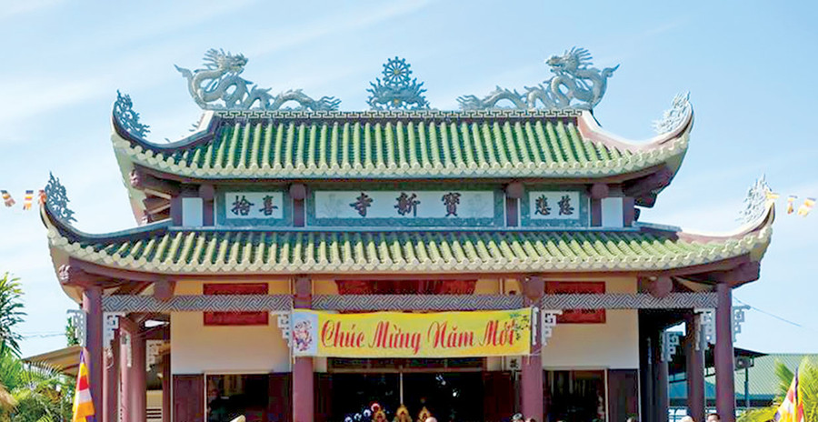 Hình tượng rồng trang trí trên kiến trúc mặt tiền chánh điện chùa Bửu Thắng (TP. Pleiku). Ảnh: T.N Hình tượng rồng trang trí trên kiến trúc mặt tiền chánh điện chùa Bửu Thắng (TP. Pleiku). Ảnh: T.N
