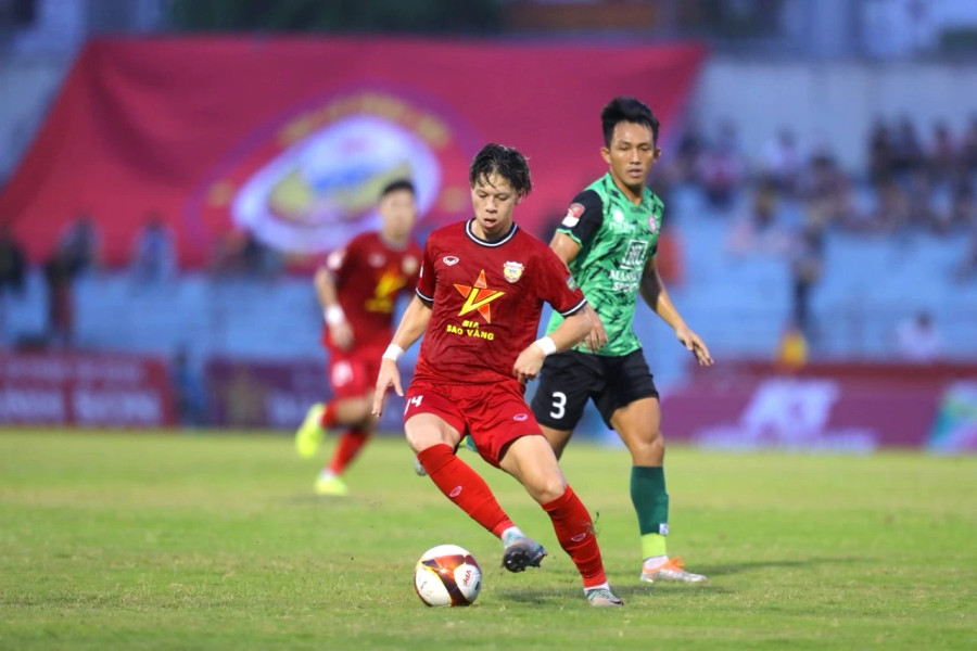 Tiền vệ Viktor Lê chơi năng nổ trong màu áo CLB Hà Tĩnh. Ảnh: Minh Tú