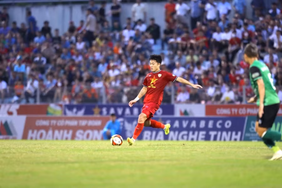 Xuân Trường chơi trọn 90 phút giúp CLB Hà Tĩnh có chiến thắng quý như vàng. Ảnh: Minh Tú