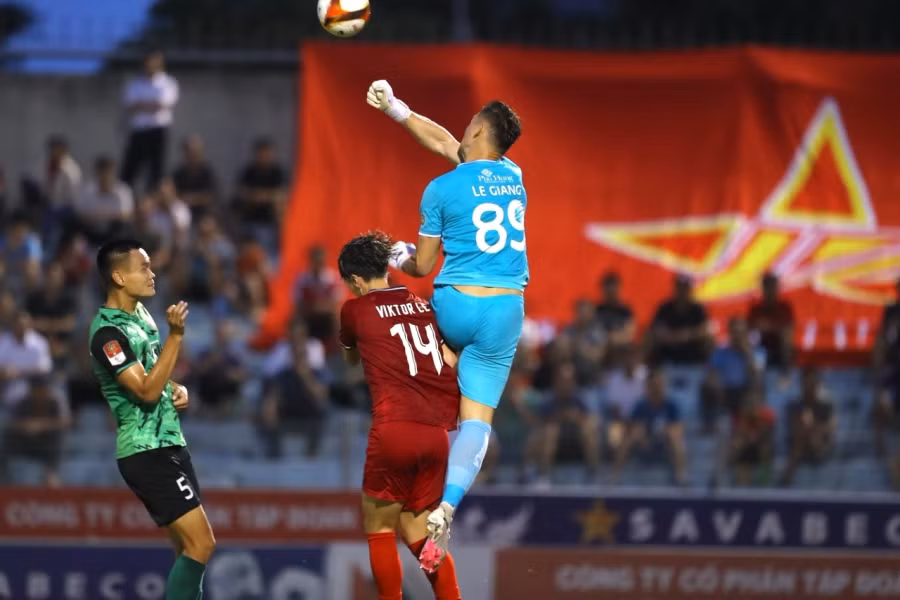 Tình huống thủ môn Patrick Lê Giang giải nguy cho hàng thủ CLB TP.HCM. Ảnh: Minh Tú