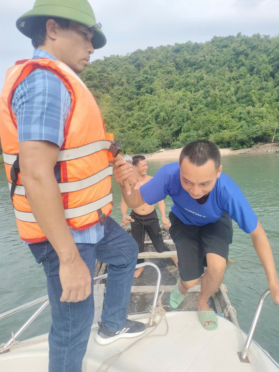 Lực lượng chức năng sơ tán người dân ở đảo Ngọc Vừng (huyện Vân Đồn, tỉnh Quảng Ninh) vào bờ chiều 6-9