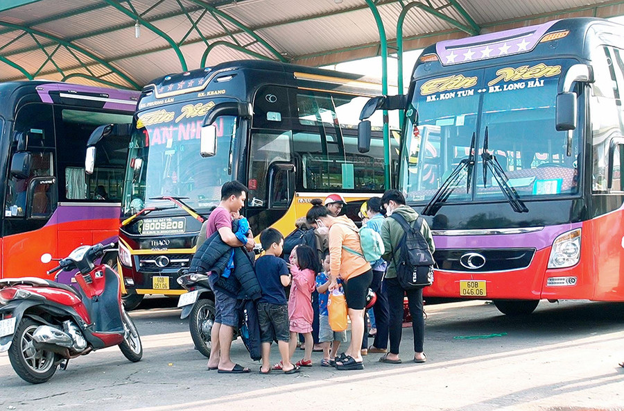 Các doanh nghiệp vận tải trên địa bàn tỉnh đã có sự chuẩn bị chu đáo nhằm đáp ứng nhu cầu đi lại của người dân trong kỳ nghỉ lễ 30-4 và 1-5 năm nay. Ảnh: Đ.T Các doanh nghiệp vận tải trên địa bàn tỉnh đã có sự chuẩn bị chu đáo nhằm đáp ứng nhu cầu đi lại của người dân trong kỳ nghỉ lễ 30-4 và 1-5 năm nay. Ảnh: Đ.T