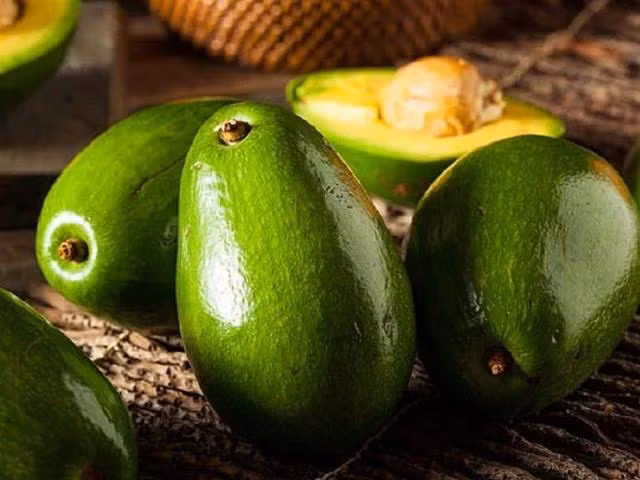 Người bị thận cần hạn chế ăn bơ vì loại trái cây này chứa nhiều kali và có thể gây hại cho thận. ẢNH SHUTTERSTOCK