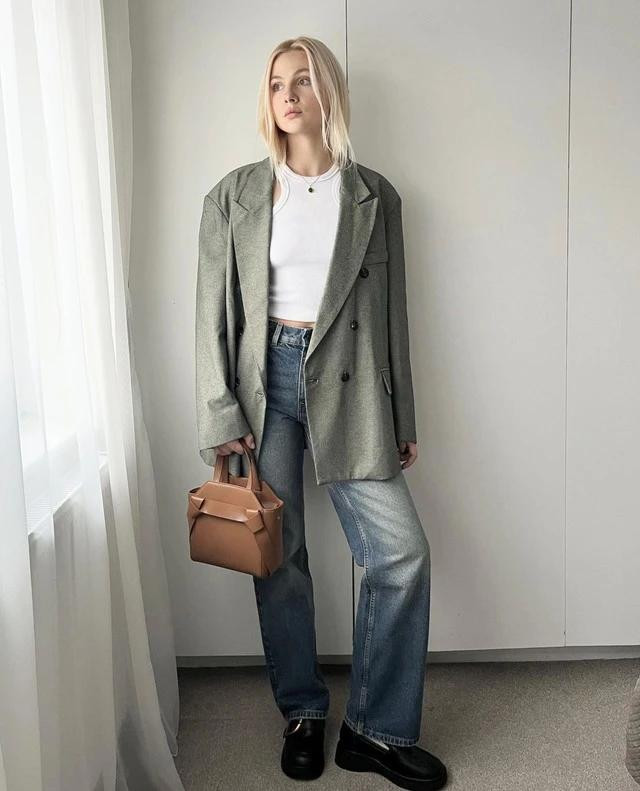 Các thiết kế của giày loafer vô cùng đơn giản và dễ dàng phối đồ. Những đôi giày có tông màu trung tính như đen, trắng, kem sữa hay nâu luôn là lựa chọn an toàn, tinh tế nhất trong thời điểm này. Áo tank top phối cùng quần denim cạp cao, bên ngoài khoác blazer màu xám xanh và đi giày loafer đế cao là công thức phối đồ quen thuộc nhưng không bao giờ nhàm chán và đánh mất sự hiệu quả. Các quý cô văn phòng rất nên tham khảo gợi ý này từ fashionista Renata. Ảnh: @renaciuki Các thiết kế của giày loafer vô cùng đơn giản và dễ dàng phối đồ. Những đôi giày có tông màu trung tính như đen, trắng, kem sữa hay nâu luôn là lựa chọn an toàn, tinh tế nhất trong thời điểm này. Áo tank top phối cùng quần denim cạp cao, bên ngoài khoác blazer màu xám xanh và đi giày loafer đế cao là công thức phối đồ quen thuộc nhưng không bao giờ nhàm chán và đánh mất sự hiệu quả. Các quý cô văn phòng rất nên tham khảo gợi ý này từ fashionista Renata. Ảnh: @renaciuki