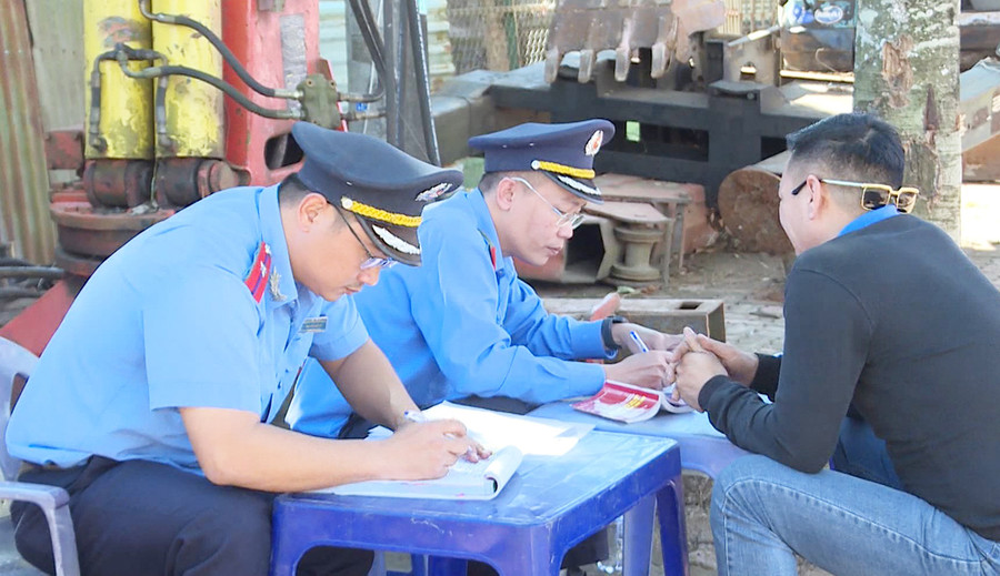 Thanh tra Sở Giao thông-Vận tải tỉnh Gia Lai lập biên bản xử phạt hành chính phương tiện vận tải khách vi phạm. Ảnh: Hoành Sơn Thanh tra Sở Giao thông-Vận tải tỉnh Gia Lai lập biên bản xử phạt hành chính phương tiện vận tải khách vi phạm. Ảnh: Hoành Sơn