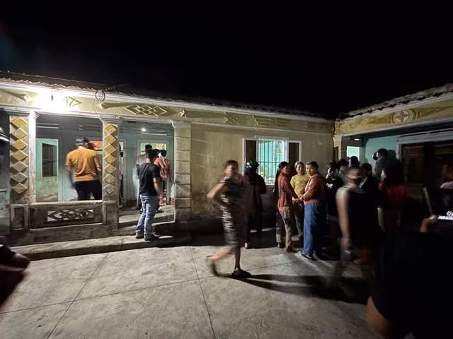 Bình Định: Một người đuối nước thương tâm khi đi mò ốc - Ảnh 2. Người dân đến chia buồn cùng gia đình anh T. Ảnh: NGUYỄN QUỐC ĐẠT