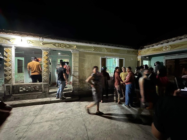 Bình Định: Một người đuối nước thương tâm khi đi mò ốc - Ảnh 2. Người dân đến chia buồn cùng gia đình anh T. Ảnh: NGUYỄN QUỐC ĐẠT