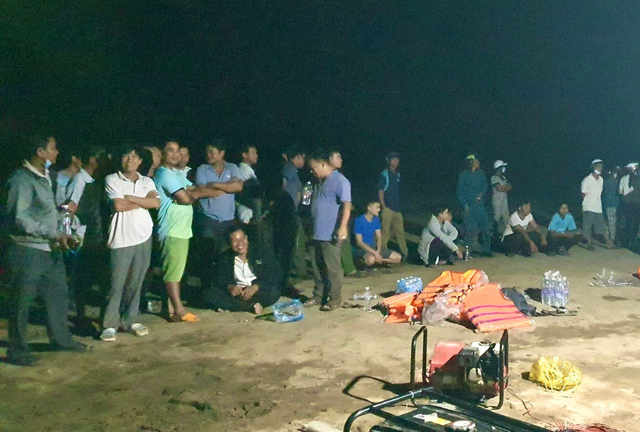Hiện trường các lực lượng tham gia cứu nạn tìm kiếm nạn nhân bị đuối nước tại vị trí cầu Ia Rmok. Ảnh: Minh Nguyễn