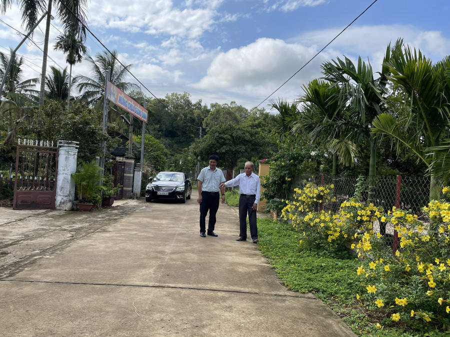 Giáo dân Vũ Quốc Khanh (bên phải) ở xã Hòa Hiệp (huyện Cư Kuin) hiến đất mở rộng đường giao thông.