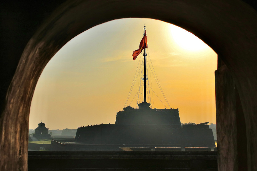 Nằm cách trung tâm thành phố khoảng 5km, Kỳ đài được xây dựng ở hướng Nam Kinh thành, thuộc phạm vi pháo đài Nam Chánh, chính diện cổng Ngọ Môn. Với niên đại hơn 200 năm, kỳ đài là một trong những điểm sáng của du lịch Huế nhờ lối kiến trúc ấn tượng và những giá trị văn hóa sâu sắc, minh chứng cho lịch sử của triều đại nhà Nguyễn. Nằm cách trung tâm thành phố khoảng 5km, Kỳ đài được xây dựng ở hướng Nam Kinh thành, thuộc phạm vi pháo đài Nam Chánh, chính diện cổng Ngọ Môn. Với niên đại hơn 200 năm, kỳ đài là một trong những điểm sáng của du lịch Huế nhờ lối kiến trúc ấn tượng và những giá trị văn hóa sâu sắc, minh chứng cho lịch sử của triều đại nhà Nguyễn.