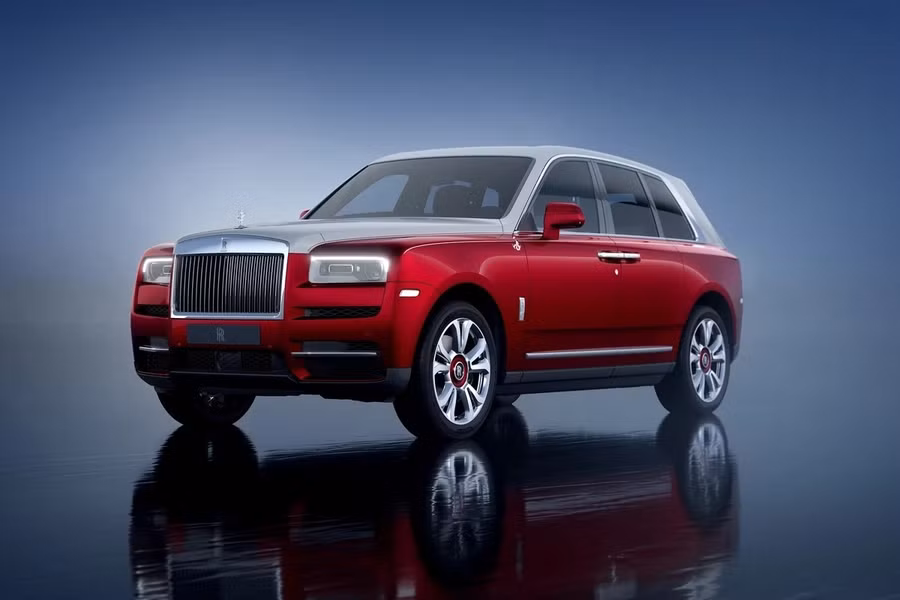 Về phần chiếc Cullinan, nửa dưới thân xe được bao phủ bởi màu đỏ Cherry Red, trong khi nửa trên là màu xám Selby Grey. Cả 4 chiếc Rolls-Royce nằm trong bộ sưu tập này đều sở hữu đường chạy dọc thân xe (coachline) vẽ tay với họa tiết rồng quay mặt sang phải, tượng trưng cho hướng mặt trời mọc.