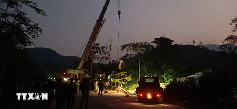 Phương tiện lưu thông trên đèo Lò Xo bị ách tắc. (Ảnh: TTXVN phát)