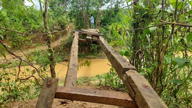Cầu treo dài hơn 40 m bắc ngang suối Đăk Rnghe đã hư hỏng, người dân không dám đi qua. Ảnh: ĐỨC NHẬT Cầu treo dài hơn 40 m bắc ngang suối Đăk Rnghe đã hư hỏng, người dân không dám đi qua. Ảnh: ĐỨC NHẬT