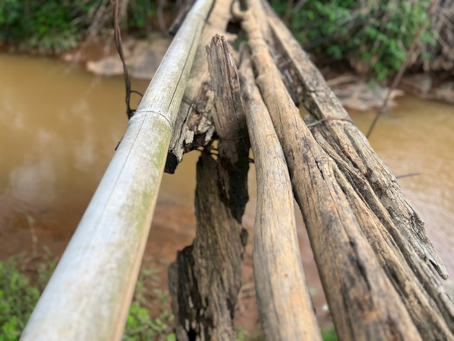 Cầu treo đi qua khu sản xuất ở Đăk Lung xuống cấp nghiêm trọng. Cầu treo đi qua khu sản xuất ở Đăk Lung xuống cấp nghiêm trọng.