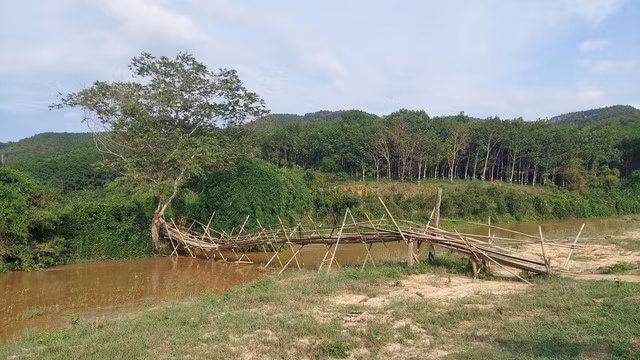 Cầu tạm phục vụ đi lại cho người dân thôn Đăk Tăng. Ảnh: ĐỨC NHẬT
