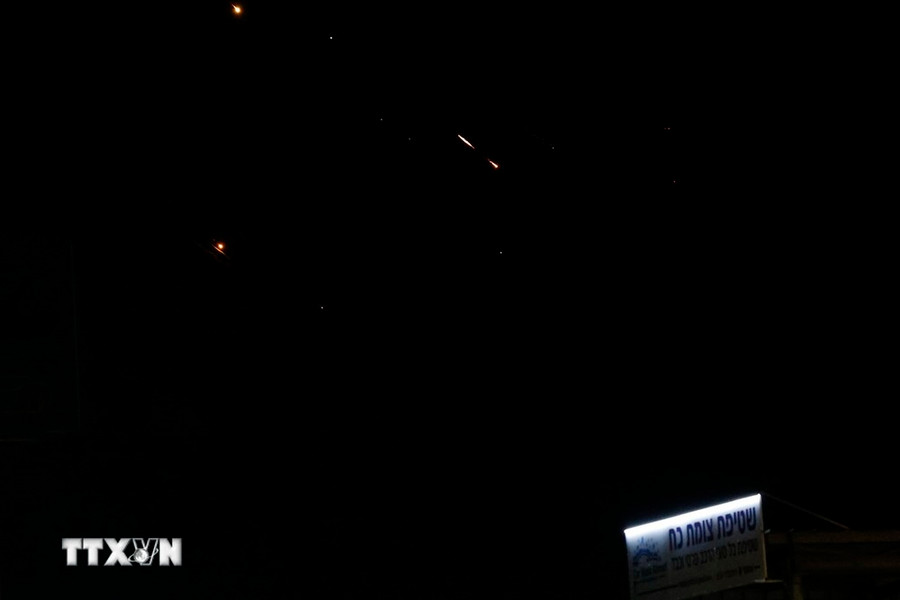 Các tên lửa từ Iran được phóng về phía Israel tối 13/4/2024. (Ảnh: AFP/TTXVN) Các tên lửa từ Iran được phóng về phía Israel tối 13/4/2024. (Ảnh: AFP/TTXVN)