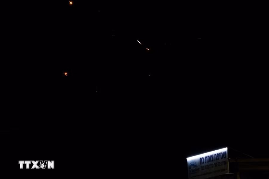 Các tên lửa từ Iran được phóng về phía Israel tối 13/4/2024. (Ảnh: AFP/TTXVN)