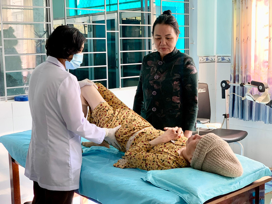 Những người có bệnh tim mạch và các bệnh mãn tính khác cũng dễ bị ảnh hưởng bởi thời tiết nắng nóng. Ảnh: Như Nguyện Những người có bệnh tim mạch và các bệnh mãn tính khác cũng dễ bị ảnh hưởng bởi thời tiết nắng nóng. Ảnh: Như Nguyện