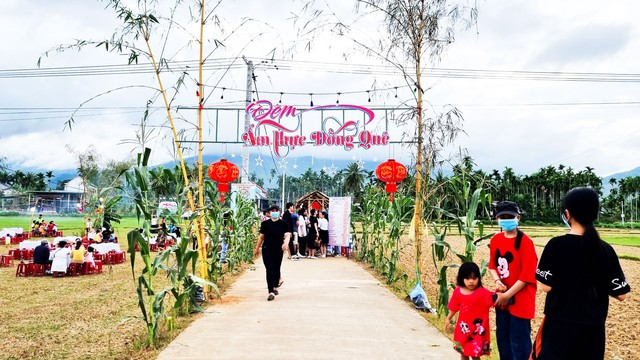 Chương trình Đêm ẩm thực làng quê tại làng du lịch cộng đồng Bình Thành. Ảnh: Hải Phong