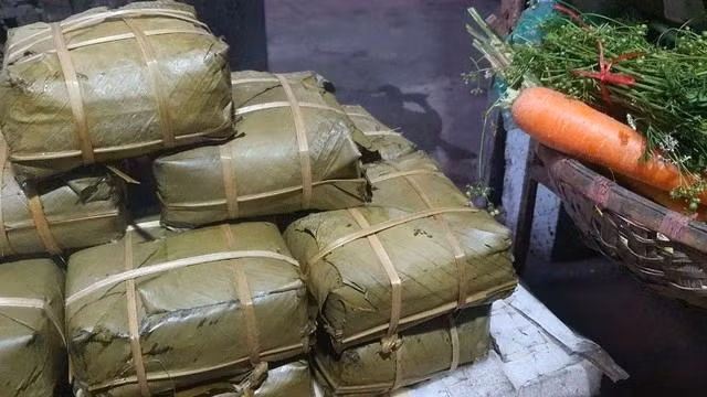 Chiếc bánh chưng gợi nhớ nhiều kỷ niệm về ngày mùng 3 tết thầy. ẢNH: BẢO VY