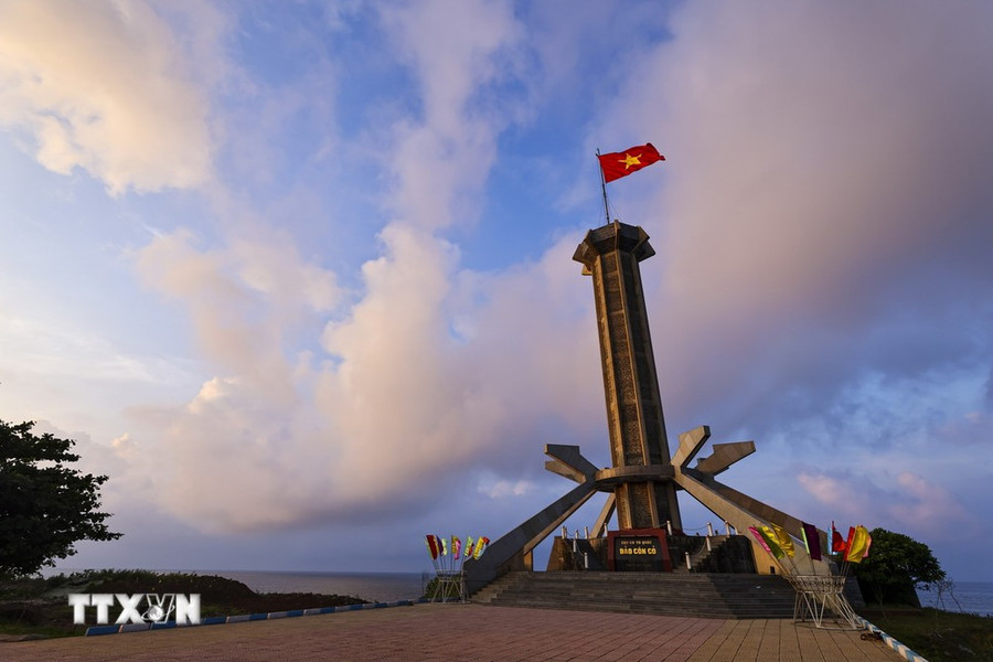 Cột cờ trên đảo Cồn Cỏ. (Ảnh: Minh Đức/TTXVN)