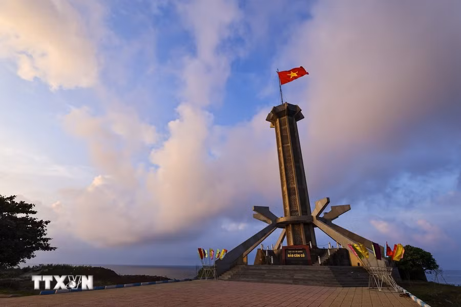 Cột cờ trên đảo Cồn Cỏ. (Ảnh: Minh Đức/TTXVN)