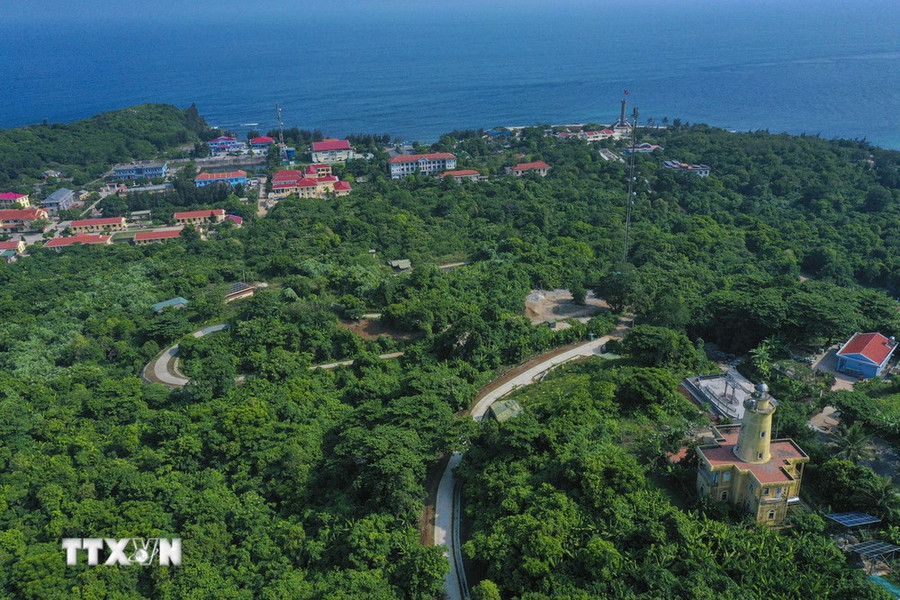 Ngọn hải đăng sừng sững giữa đất trời, là điểm tham quan thu hút rất nhiều du khách. (Ảnh: Minh Đức/TTXVN)