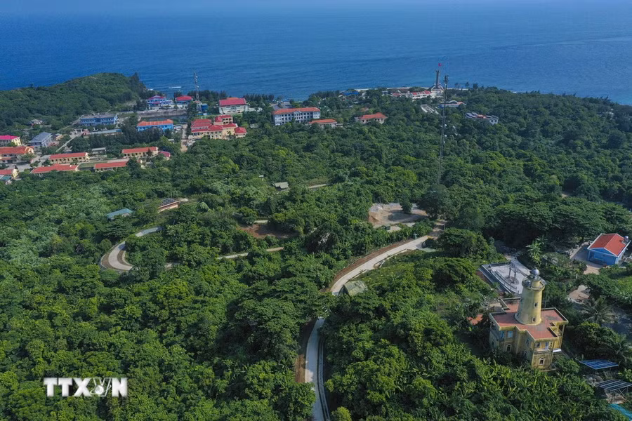 Ngọn hải đăng sừng sững giữa đất trời, là điểm tham quan thu hút rất nhiều du khách. (Ảnh: Minh Đức/TTXVN)