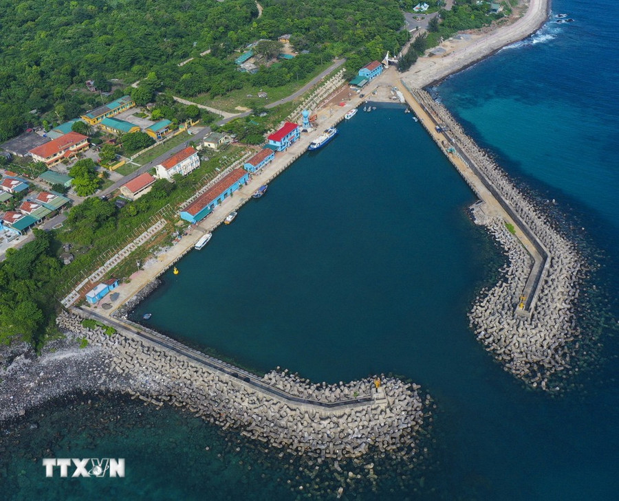 Âu cảng Cồn Cỏ được sử dụng như một cảng hỗn hợp, vừa là nơi neo đậu, tránh trú cho tàu thuyền đánh cá, vừa là bến cập tàu vận tải hành khách, du lịch đi lại giữa đảo và đất liền. (Ảnh: Minh Đức/TTXVN)