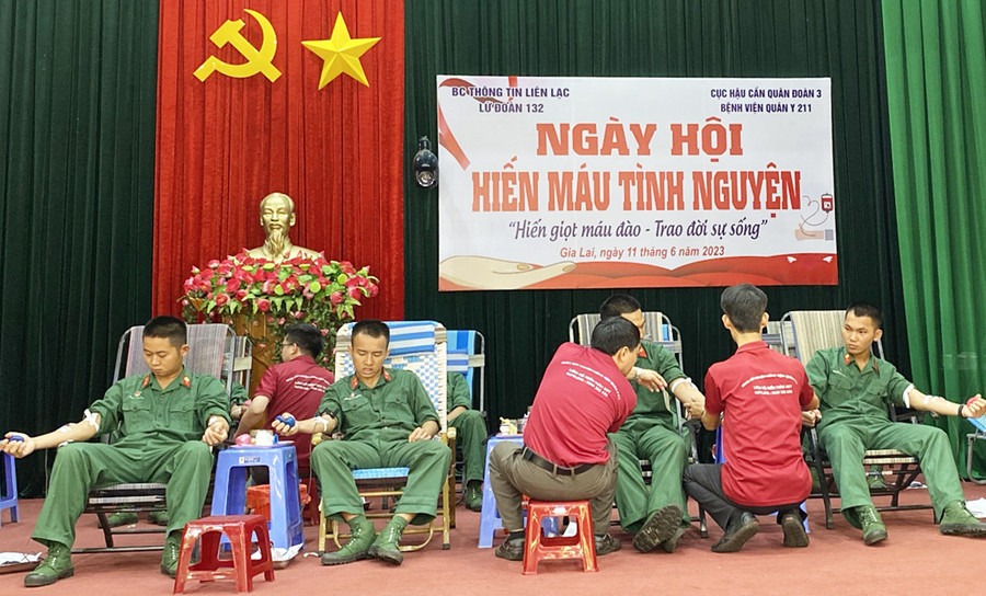 Cán bộ, chiến sĩ Lữ đoàn Thông tin 132 tham gia hiến máu tình nguyện. Ảnh: Hồng Ngọc