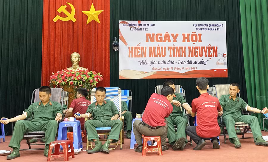 Cán bộ, chiến sĩ Lữ đoàn Thông tin 132 tham gia hiến máu tình nguyện. Ảnh: Hồng Ngọc