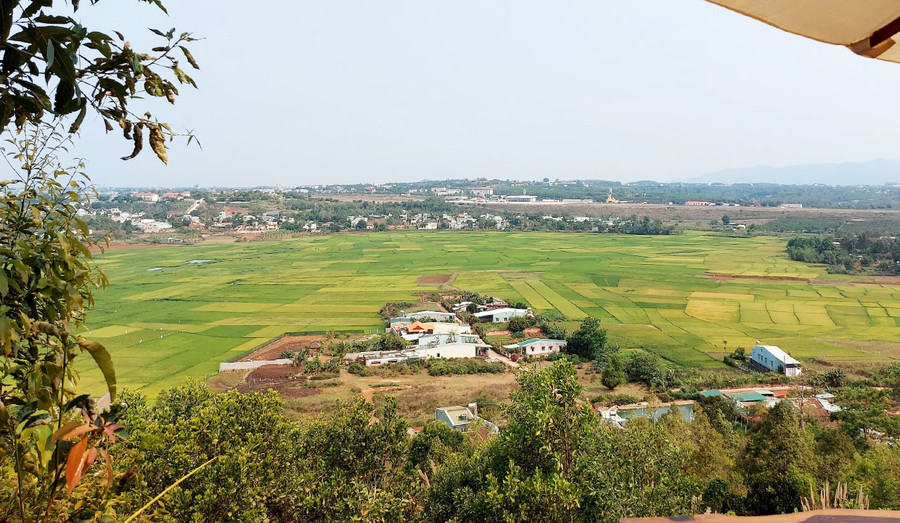 Góc view đẹp ở một quán cà phê trên đường Bùi Đình Túy. Ảnh: Hoành Sơn