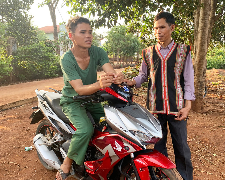 Ông Siu Lim tuyên truyền, nhắc nhở thanh-thiếu niên làng Grai Mek chấp hành nghiêm Luật Giao thông đường bộ. Ảnh: R'Ô HOK Ông Siu Lim tuyên truyền, nhắc nhở thanh-thiếu niên làng Grai Mek chấp hành nghiêm Luật Giao thông đường bộ. Ảnh: R'Ô HOK