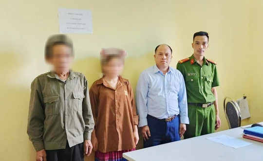 Cơ quan chức năng bàn giao em L. cho gia đình. Ảnh: Công an cung cấp