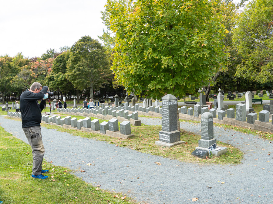 Ngắm Sắc Thu Rực Rỡ Ở Nova Scotia - Ảnh 4. Khách thường dừng chân tại ngôi mộ của đứa trẻ vô danh bị thảm họa tàu Titanic. Ảnh: TRẦN THẾ DŨNG