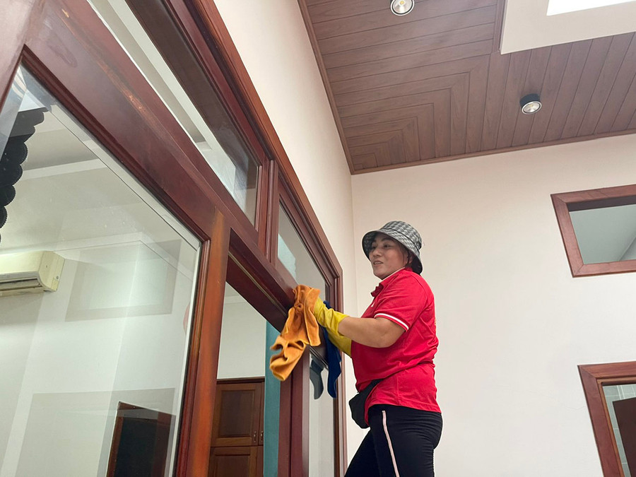 Chị Thu tranh thủ làm cả ban đêm để có thu nhập chi tiêu cho dịp Tết. Ảnh: N.H