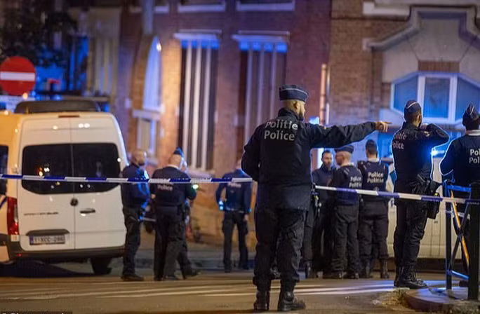 Cảnh sát phong tỏa khu vực xảy ra nổ súng.