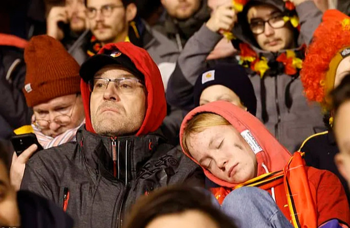 Tất cả lưu lại trên sân đến 2 giờ