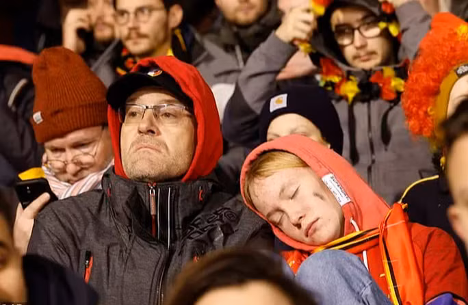 Tất cả lưu lại trên sân đến 2 giờ