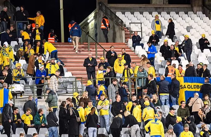 CĐV được yêu cầu lưu lại trên sân.