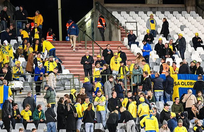 CĐV được yêu cầu lưu lại trên sân.