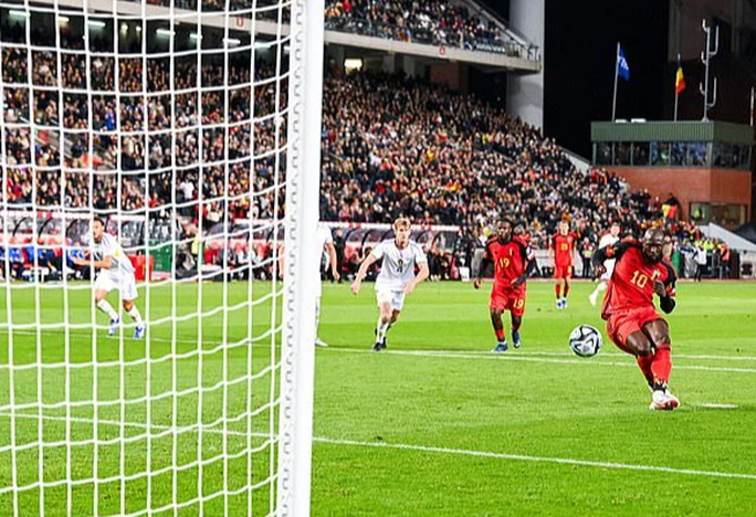 Romelu Lukaku gỡ hòa 1-1 cho chủ nhà Bỉ phút 31.