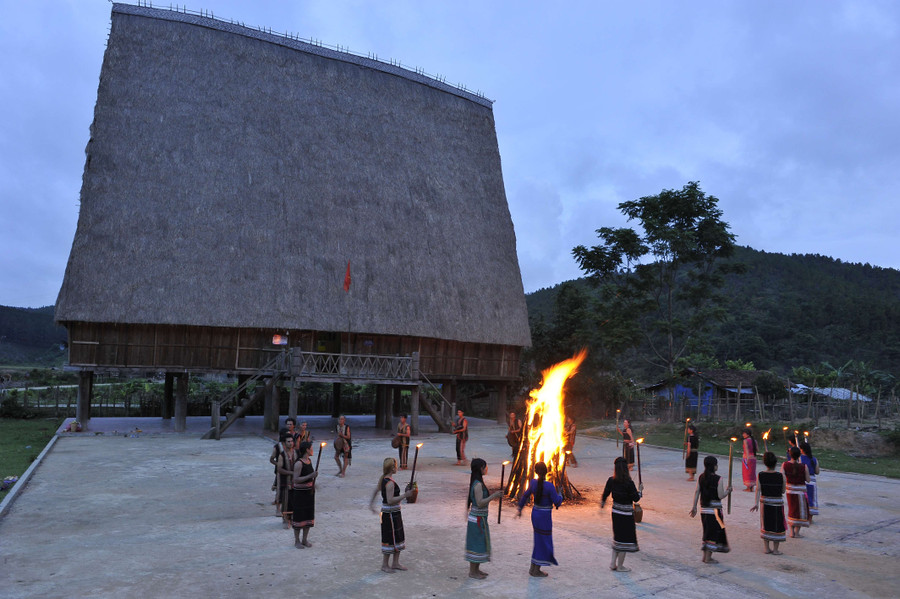 Văn hóa truyền thống đặc sắc nơi đây thu hút khách du lịch đến thăm quan, trải nghiệm. Đồng thời mang lại thu nhập cho người dân địa phương, góp phần bảo tồn, tôn vinh nét đẹp văn hóa cộng đồng