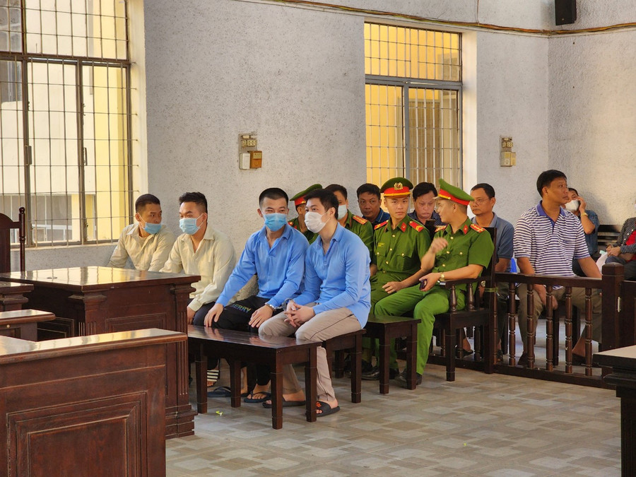 Nhóm đối tượng tại phiên tòa sơ thẩm. Ảnh: Bảo Trung