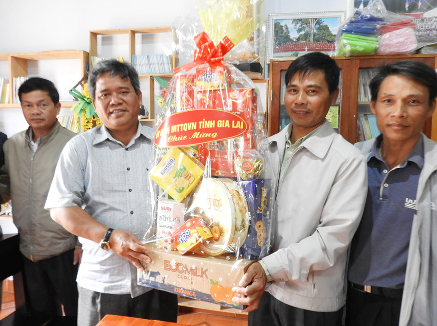 Chủ tịch Ủy ban MTTQ Việt Nam tỉnh Gia Lai Hồ Văn Điềm (thứ 2 từ trái sang) thăm, tặng quà chúc mừng Giáng sinh tại Giáo xứ Châu Khê (huyện Mang Yang). Ảnh: Thanh Nhật