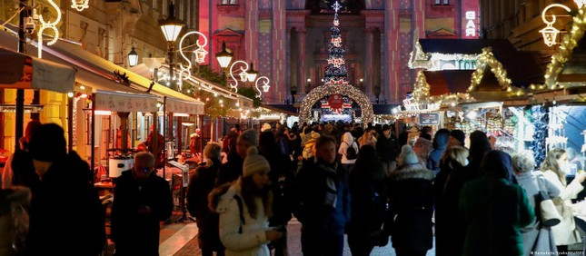 Cảnh tấp nập tại một khu chợ Giáng sinh ở Budapest (Hungary). Ảnh: Reuters Cảnh tấp nập tại một khu chợ Giáng sinh ở Budapest (Hungary). Ảnh: Reuters