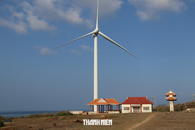 Một trong 3 trụ điện gió đang phát điện trên đảo Phú Quý. Ảnh: Quế Hà Một trong 3 trụ điện gió đang phát điện trên đảo Phú Quý. Ảnh: Quế Hà